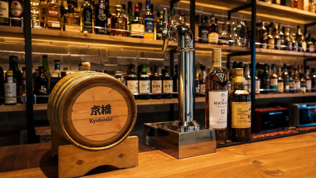 京橋の樽とウイスキーが並ぶお酒の美術館 京橋店のカウンター